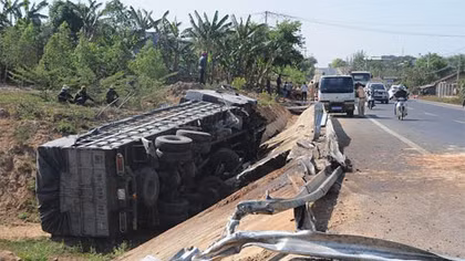 Lật xe trên đường Hồ Chí Minh