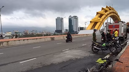 Xe máy điện cháy rụi trên cầu Rồng 