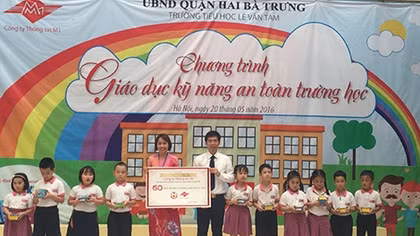 Viettel tặng 60 thiết bị định vị thông minh cho học sinh tiểu học 