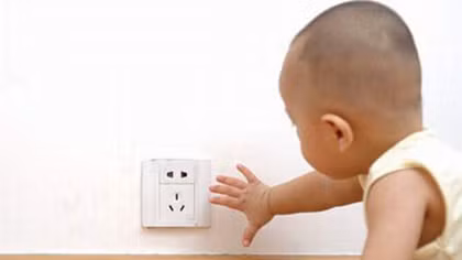Bé 15 tháng tuổi bị cháy xém bàn tay do bỏng điện