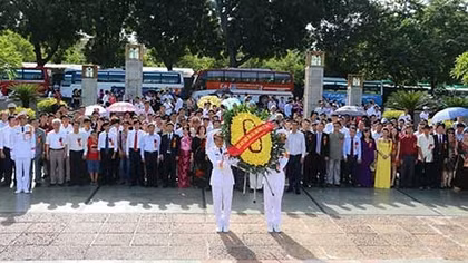 Các đại biểu chương trình Vinh quang Việt Nam vào lăng viếng Chủ tịch Hồ Chí Minh