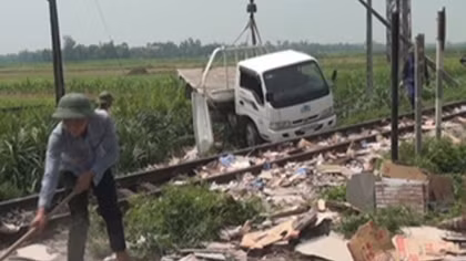 Xe tải bị tàu hỏa đâm bay xuống ruộng, tài xế may mắn thoát nạn