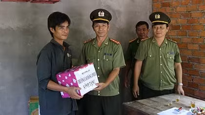  Bàn giao 4 căn nhà tình nghĩa cho các gia đình chính sách