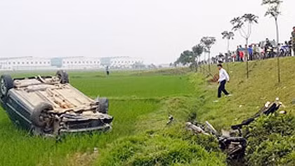 Xế hộp ngửa 4 bánh sau cuộc đua tốc độ
