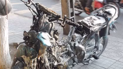 Xe máy đang đi bỗng nhiên bốc cháy