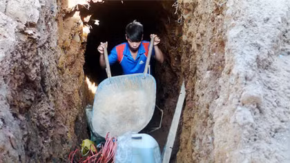 “Vàng tặc” hoành hành ngay sau trụ sở xã