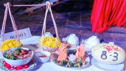  Phụ nữ Hội An hăng say trổ tài vào bếp