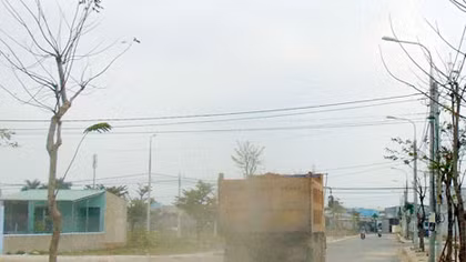 Nơi người dân phải "lén lút" ăn cơm để "trốn" bụi
