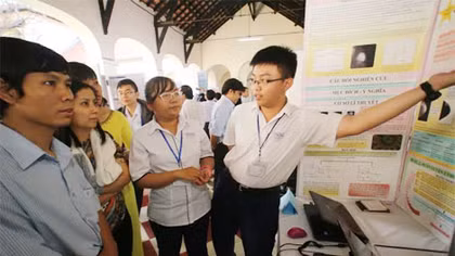 Học sinh đặt câu hỏi trước nạn chảy máu chất xám