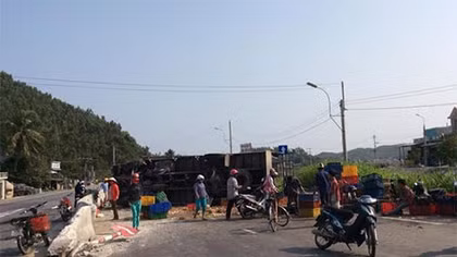 Ôtô tải húc dải phân cách, hàng vạn quả trứng đổ kín quốc lộ