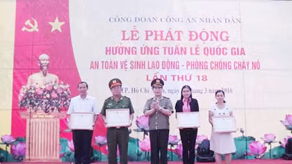 Khen thưởng 64 tập thể, cá nhân xuất sắc tham gia phong trào ATVSLĐ