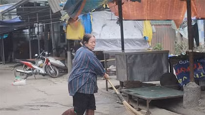 Người đàn bà “lập dị” chăm sóc hàng trăm người nhiễm H