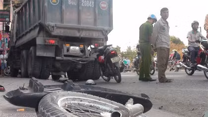 Xe ben mất lái tông liên hoàn