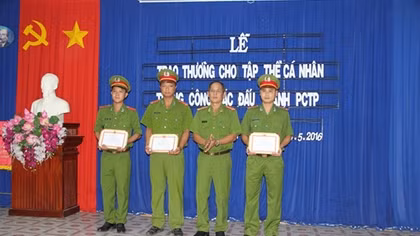 Khen thưởng tập thể, cá nhân triệt phá nhóm “dơi đêm” gây ra liên tiếp 35 vụ trộm