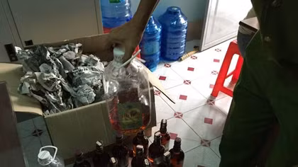 Dùng nước màu kho cá sản xuất rượu ngoại "dỏm" cung cấp cho quán bar