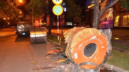 Dân hoảng hốt vì ba cuộn thép lăn xuống đường