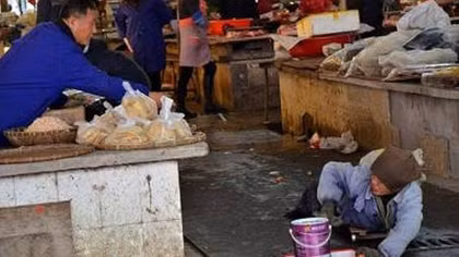 Giả người tàn tật để ăn xin bị lật tẩy gây chấn động