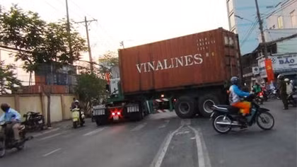 Giao thông ùn ứ vì xe đầu kéo tự ‘lăn’ ra đường