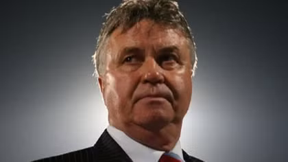 HLV Hiddink xấu hổ về cổ động viên đội nhà