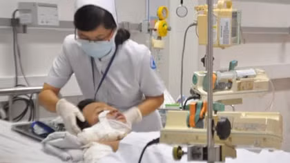Miễn phí điều trị cho bé gái bán vé số bị mẹ tưới xăng đốt 