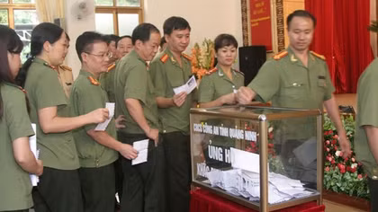 Công an tỉnh Quảng Ninh ủng hộ nhân dân bị thiệt hại do mưa lũ