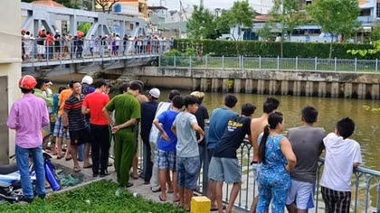 (Hy hữu): Đang nhậu sát bờ kè, rơi xuống kênh đuối nước