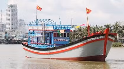 Hạ thủy tàu đánh cá đầu tiên đóng mới bằng vốn vay ưu đãi 
