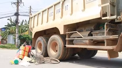 Xe ben chạy ngược chiều đâm chết một phụ nữ bán kem
