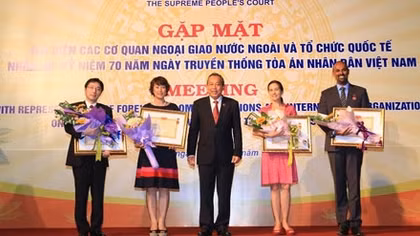 Trao kỷ niệm chương “Vì sự nghiệp Tòa án” cho đại diện các cơ quan ngoại giao