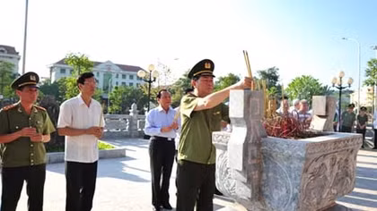 Đại tướng Trần Đại Quang dâng hương tưởng nhớ Chủ tịch Hồ Chí Minh