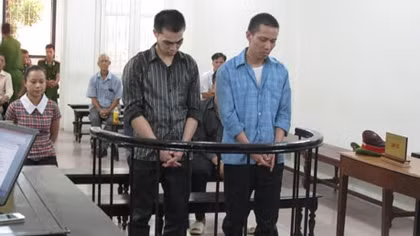 Hai sinh viên luật mạo danh nhà báo để tống tiền