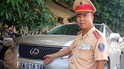 Chìa thẻ phóng viên 'rởm' để 'lòe' cảnh sát giao thông xin xe vi phạm