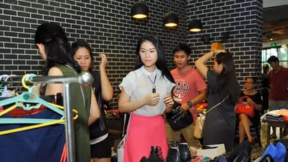 'Hiệp sĩ mù' Ngọc Thanh Tâm làm nhân viên bán hàng gây quỹ từ thiện