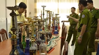 Thu giữ hàng chục bình hút shisha tại các quán vỉa hè