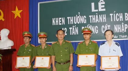 Khen thưởng 7 tập thể, cá nhân bắt giữ hơn 41 tấn đường nhập lậu