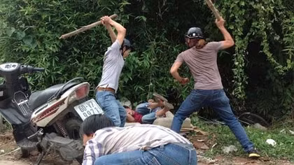 Tạm giữ hình sự hai nghi can đánh chết người
