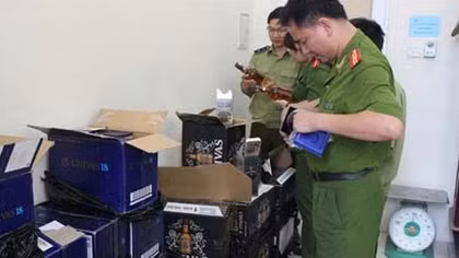 Hơn 200 chai rượu Chivas ‘vùi’ dưới các bao tải gạo