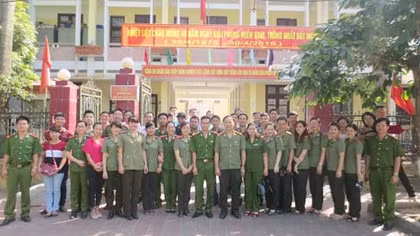 Tặng quà gia đình CBCS Công an có hoàn cảnh khó khăn