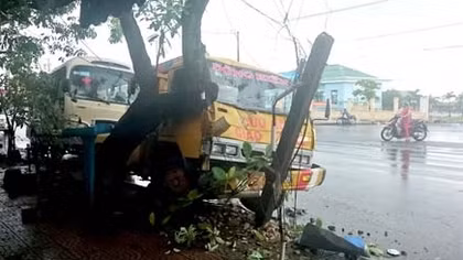 Xe cứu hộ mất lái, cả hai lên hè