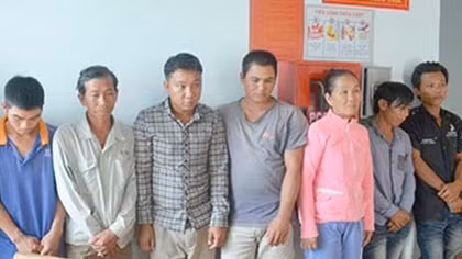 Bắt quả tang 11 đối tượng đánh bạc trong vườn điều