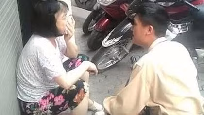 CSGT giúp đỡ cụ già lạc đường tìm người thân