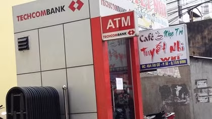 TPHCM: Đang truy xét 3 đối tượng đột nhập buồng ATM trộm tài sản