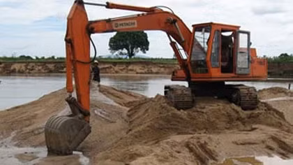 Hà Tĩnh: Phát hiện, xử lý 3 tàu khai thác cát lậu trên sông Ngàn Sâu 