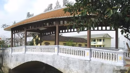 Nông dân góp tiền xây cầu ngói 'nối bờ vui'…