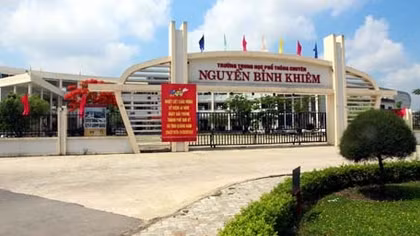 Lùm xùm học sinh giỏi bị 'nợ' tiền thưởng