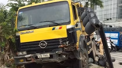 Hiểm họa giao thông dưới những dốc cầu