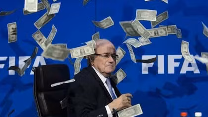 Ông Blatter bị ném tiền vào mặt trước cuộc họp báo