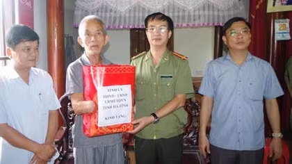 Công an tỉnh Hà Tĩnh tặng quà nhân dịp 27/7