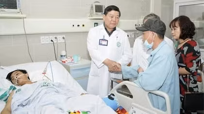 Bệnh nhân vụ sập giàn giáo chuyển BV Bạch Mai: Tạm qua cơn nguy biến