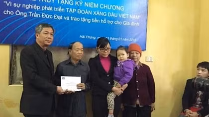 Trao tặng kỷ niệm chương “Vì sự nghiệp phát triển Tập đoàn xăng dầu Việt Nam” cho thuyền viên Trần Đức Đạt